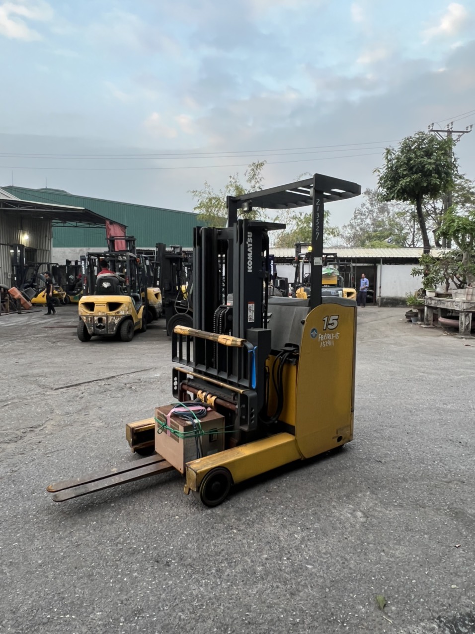 Xe nâng điện đứng lái