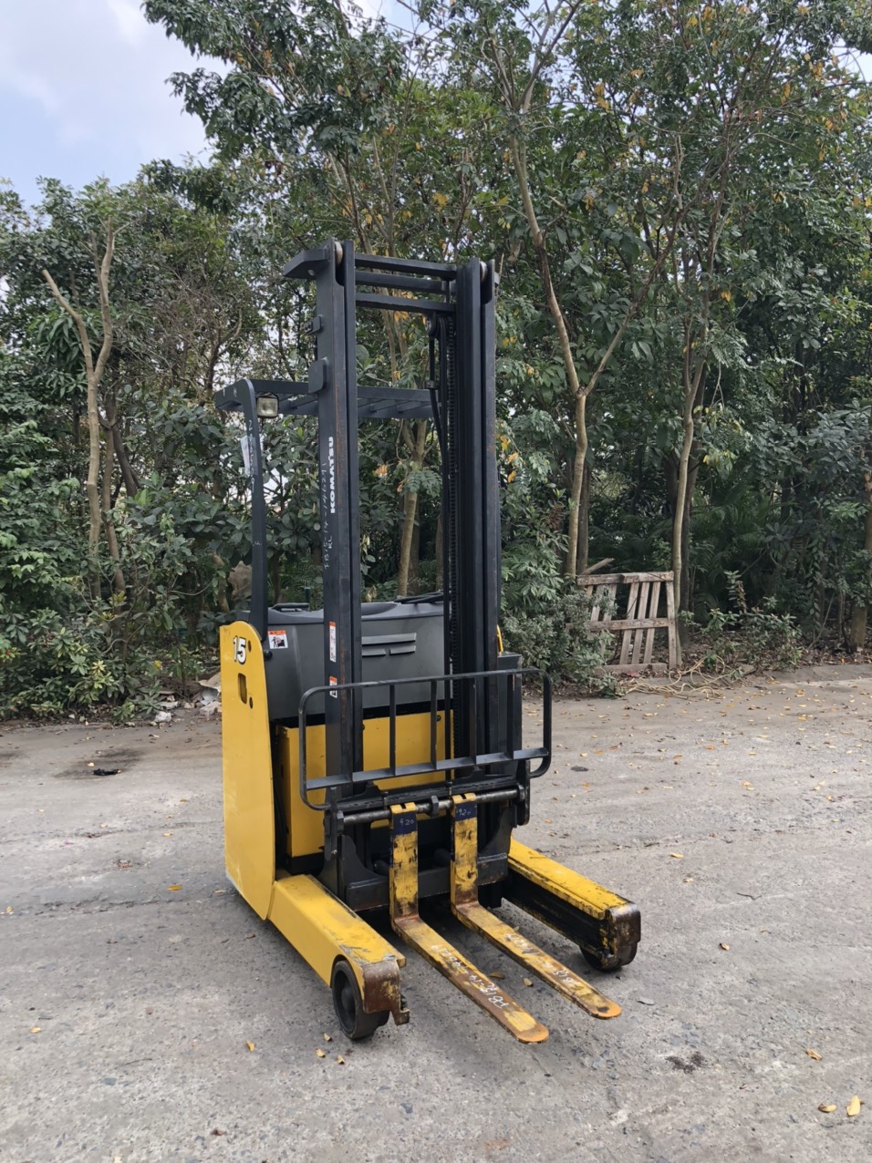 Hình ảnh chung của xe điện đứng lái (Reach Truck)