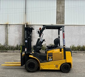 Xe nâng điện Komatsu 2.5 tấn chui công ngồi lái FE25-1       0973766284