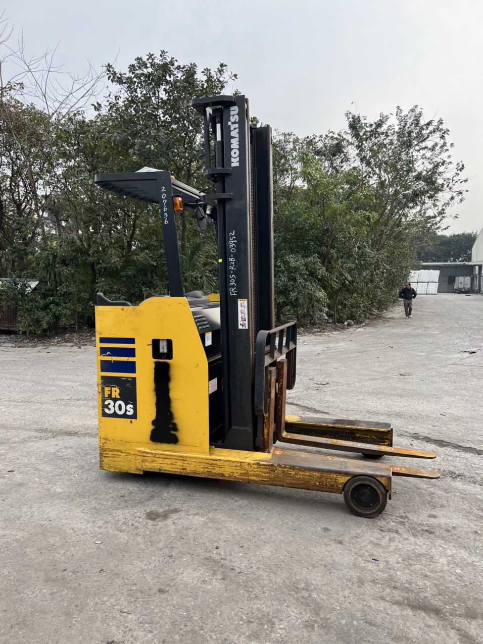xe nâng điện cũ 3 tấn đứng lái
