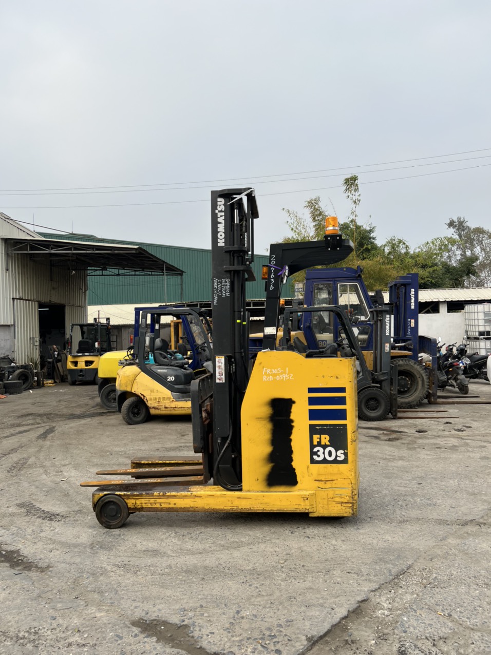 Xe nâng điện đứng lái cũ 3 tấn