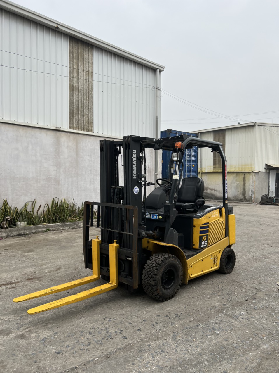 Xe nâng chui container cũ