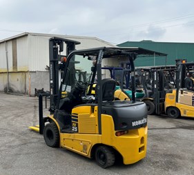 Xe nâng điện cũ 2,5 tấn FE25-1 dịch càng     0973766284