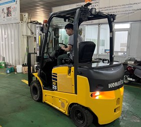 Xe nâng  2,5 tấn dịch giá   FE25-1     0973766284