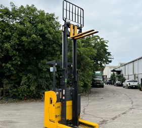 Xe nâng điện cũ 1,3 tấn đứng lái reach truck                                        0973766284