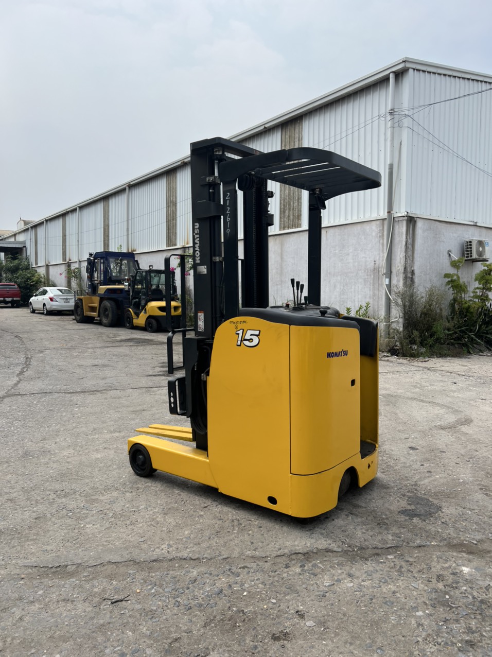 Xe nâng điện đứng lái