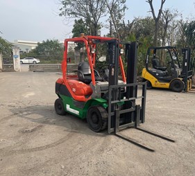 Xe nâng dầu 2.5 tấn đời -17   FD25T-17   (0973766284)