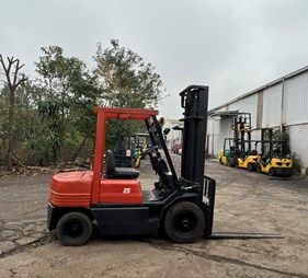 Xe nâng dầu 2.5 tấn đời -11 FD25-11 (0973766284)