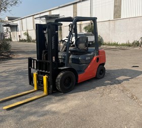 Xe nâng Toyota 2.5 tấn chui container 02-8FD25  (0973766284)