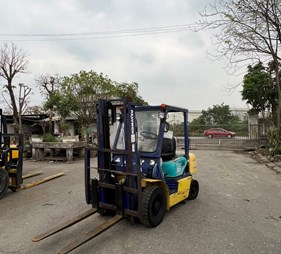 Xe nâng 2 tấn máy dầu Komatsu FD20LC-12     (0973766284)