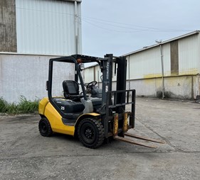 Xe nâng 2.5 tấn máy dầu Komatsu FD25T-17    (0973766284)